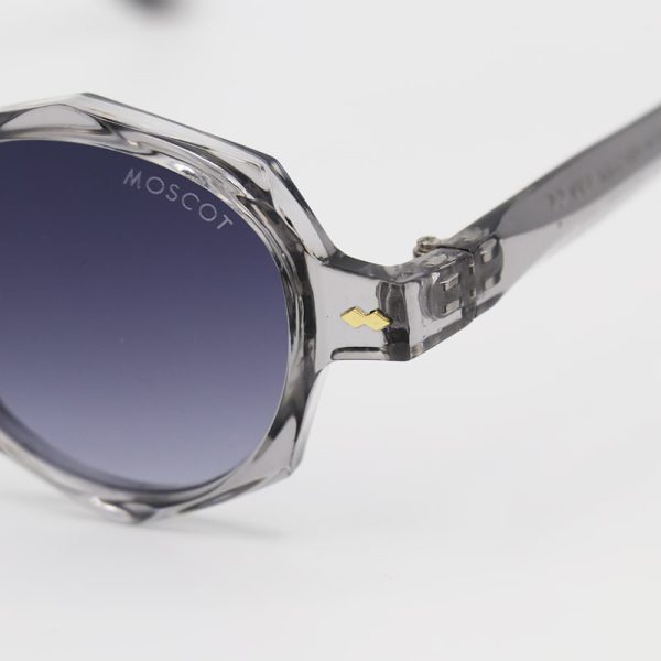 عکس از عینک آفتابی گرد با فریم خاکستری رنگ، طرح دار و لنز دودی تیره موسکات مدل 65014