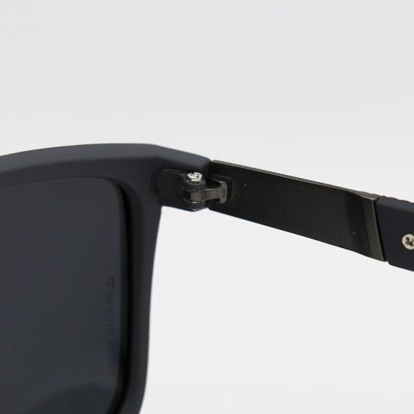 عکس از عینک آفتابی پلاریزه پورشه دیزاین با فریم مربعی شکل، طوسی رنگ و لنز دودی مدل p920