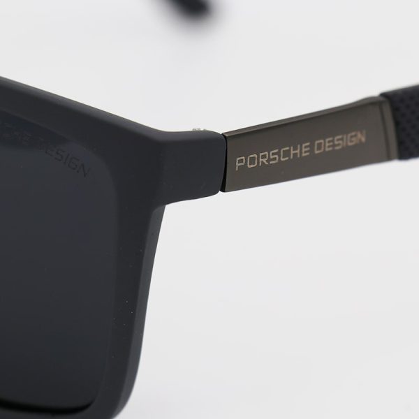 عکس از عینک آفتابی پلاریزه پورشه دیزاین با فریم مربعی شکل، طوسی رنگ و لنز دودی مدل p920