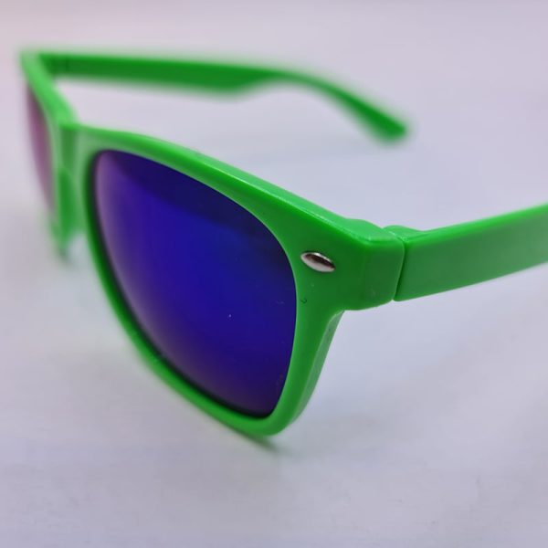 عکس از عینک آفتابی ساحلی با لنز آینه ای، فریم ویفرر و سبز رنگ مدل sp32276