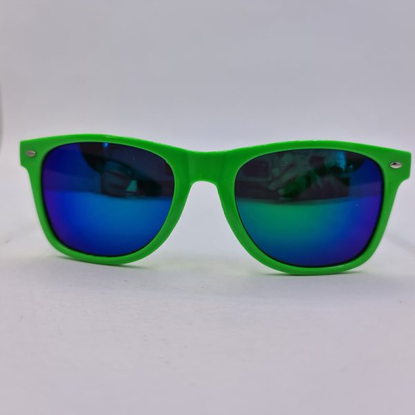 عکس از عینک آفتابی ساحلی با لنز آینه ای، فریم ویفرر و سبز رنگ مدل sp32276