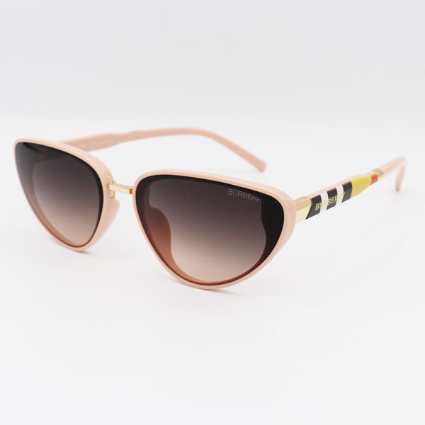 عکس از عینک آفتابی زنانه گربه‌ای شکل با فریم صورتی رنگ و لنز قهوه ای تیره مدل d23014