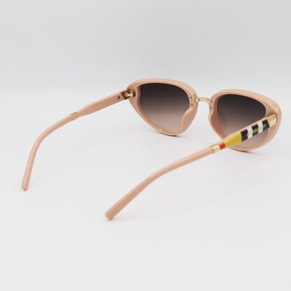 عکس از عینک آفتابی زنانه گربه‌ای شکل با فریم صورتی رنگ و لنز قهوه ای تیره مدل d23014