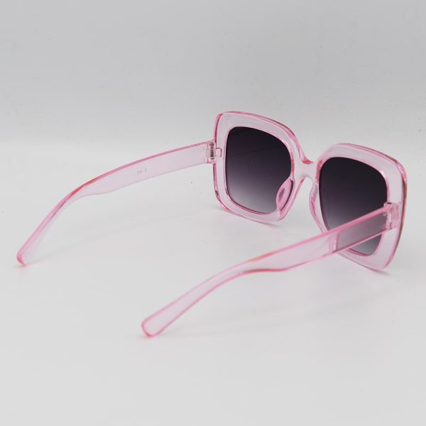 عکس از عینک آفتابی بچه‌گانه با فریم مربعی شکل، صورتی رنگ و عدسی دودی مدل dk5