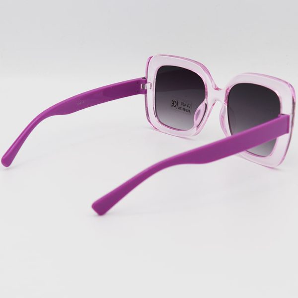 عکس از عینک آفتابی بچه‌گانه با فریم مربعی شکل، بنفش رنگ و عدسی دودی مدل dk5
