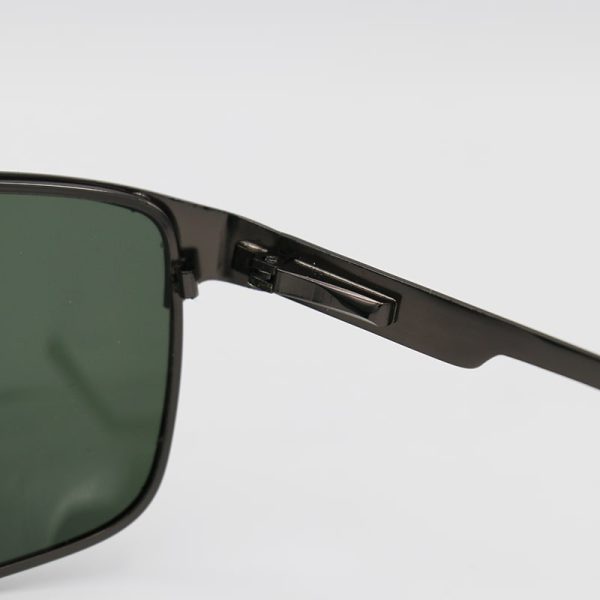 عکس از عینک آفتابی مستطیلی شکل با فریم نوک مدادی، لنز سبز رنگ و پلاریزه مدل 1139