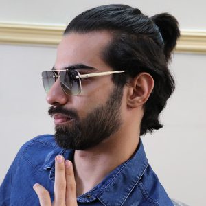 عکس از عینک آفتابی میباخ با فریم مستطیلی شکل مدل 22077 بر روی صورت محمدحسین ابراهیم زاده