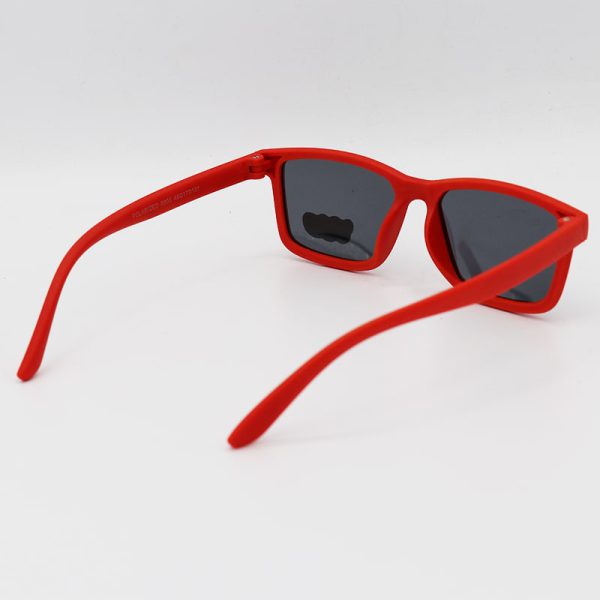 عکس از عینک آفتابی پلاریزه بچه گانه با فریم قرمز، ژله ای و مستطیلی شکل مدل 8805