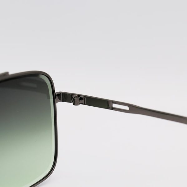 عکس از عینک آفتابی میباخ با فریم نوک مدادی، مربعی و عدسی سبز مدل n2001