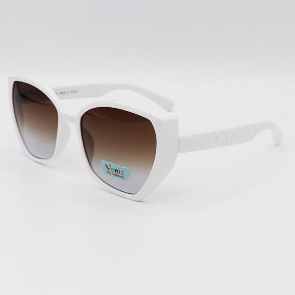 عکس از عینک آفتابی بچه‌گانه با فریم سفید رنگ، پروانه‌ای با لنز قهوه‌ای هایلایت مدل 3083