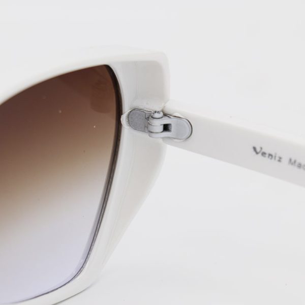 عکس از عینک آفتابی بچه‌گانه با فریم سفید رنگ، پروانه‌ای با لنز قهوه‌ای هایلایت مدل 3083