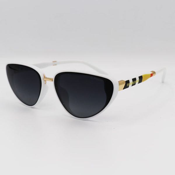 عکس از عینک آفتابی زنانه گربه‌ای شکل با فریم سفید رنگ و لنز دودی تیره مدل d23014