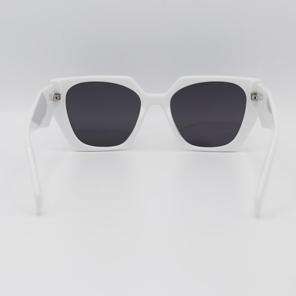عکس از عینک آفتابی پرادا با فریم سفید رنگ، گربه ای شکل و دسته سه بعدی مدل 2246