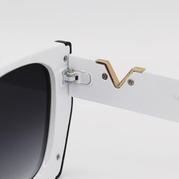 عکس از عینک آفتابی زنانه با فریم رنگ سفید و لنز هایلایت دودی برند ولنتینو مدل 9794