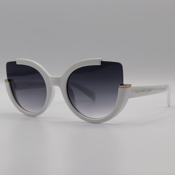عکس از عینک آفتابی با فریم گربه ای و سفید رنگ زنانه مارک جیکوبز مدل 8252