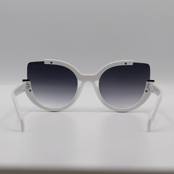 عکس از عینک آفتابی با فریم گربه ای و سفید رنگ زنانه مارک جیکوبز مدل 8252