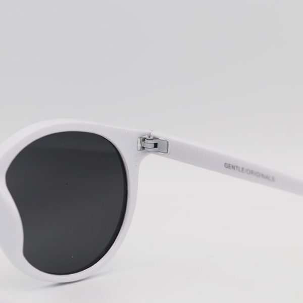 عکس از عینک آفتابی با فریم گرد، سفید رنگ و لنز دودی تیره جنتل مانستر مدل z3289