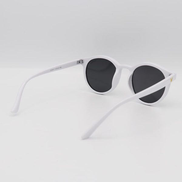 عکس از عینک آفتابی با فریم گرد، سفید رنگ و لنز دودی تیره جنتل مانستر مدل z3289