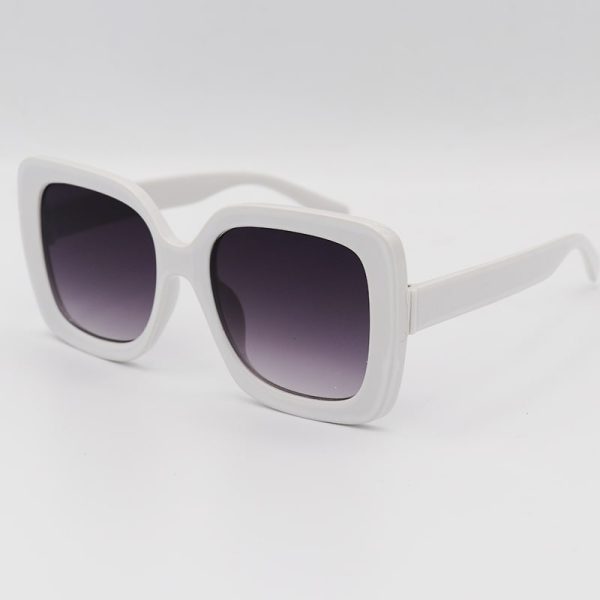 عکس از عینک آفتابی بچه‌گانه با فریم مربعی شکل، سفید رنگ و عدسی تیره مدل dk5
