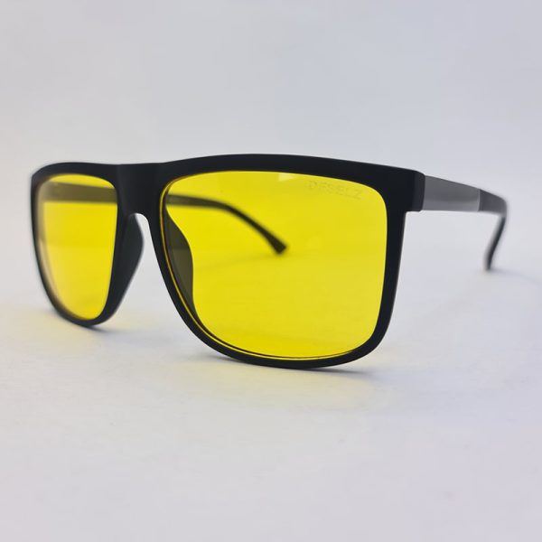 عکس از عینک شب با فریم مشکی مات، مربعی شکل و لنز زرد دیزلز مدل 98019