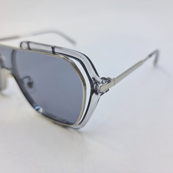عکس از عینک آفتابی با عدسی یکسره و فریم نقره ای و فلزی gyne مدل ne420