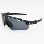 عکس از عینک ورزشی نیم فریم و مشکی رنگ، با عدسی دودی برند اوکلی Oakley مدل KL9208