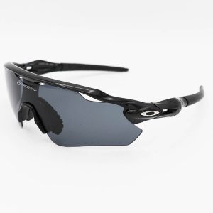 عکس از عینک ورزشی نیم فریم و مشکی رنگ، با عدسی دودی برند اوکلی Oakley مدل KL9208