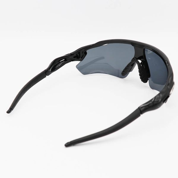 عکس از عینک ورزشی نیم فریم و مشکی رنگ، با عدسی دودی برند اوکلی oakley مدل kl9208
