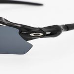 عکس از عینک ورزشی نیم فریم و مشکی رنگ، با عدسی دودی برند اوکلی Oakley مدل KL9208