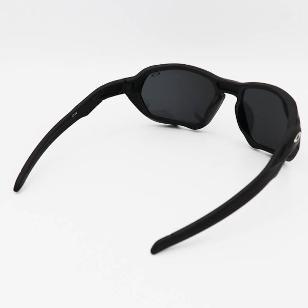 عکس از عینک آفتابی ورزشی مشکی مات با عدسی دودی تیره برند اوکلی oakley مدل 2742