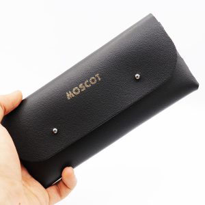 عکس از کیف عینک برند موسکات Moscot مستطیلی، چرم و مشکی مدل 992181