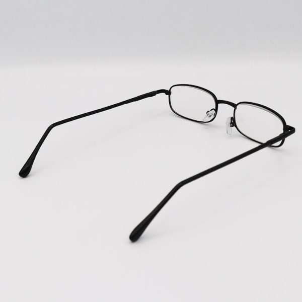 عکس از عینک مطالعه نزدیک بین با فریم مشکی و کیف چرم مدل r49