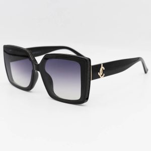 عکس از عینک آفتابی JIMMY CHOO شاین دار، با فریم مشکی و لنز تیره مدل 7223