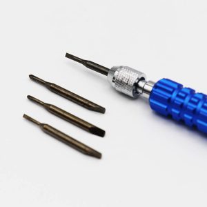 عکس از پیچ گوشتی مناسب عینک با رنگ آبی با چهار پایه مختلف مدل 992171