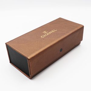 عکس از قاب عینک شنل Chanel مستطیلی، مگنتی و قهوه‌ای رنگ مدل 992201