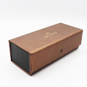 عکس از کیف عینک گوچی Gucci مستطیلی، مگنتی و قهوه ای رنگ مدل 992205