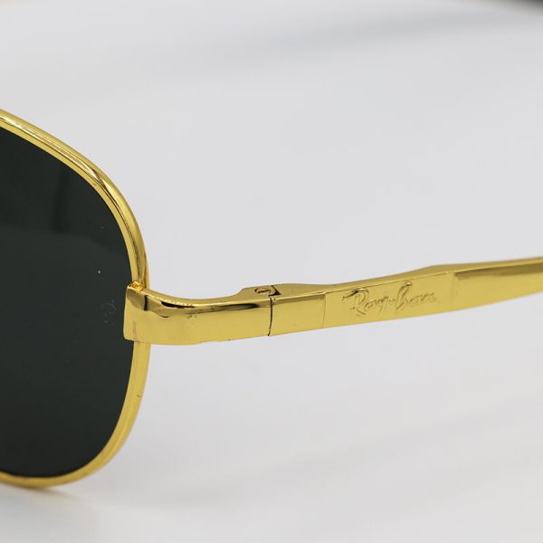 عکس از عینک آفتابی سنگ آنتی رفلکس با فریم خلبانی، طلایی و لنز دودی ری بن مدل rb3329