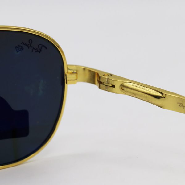 عکس از عینک آفتابی سنگ آنتی رفلکس با فریم خلبانی، طلایی و لنز دودی ری بن مدل rb3329