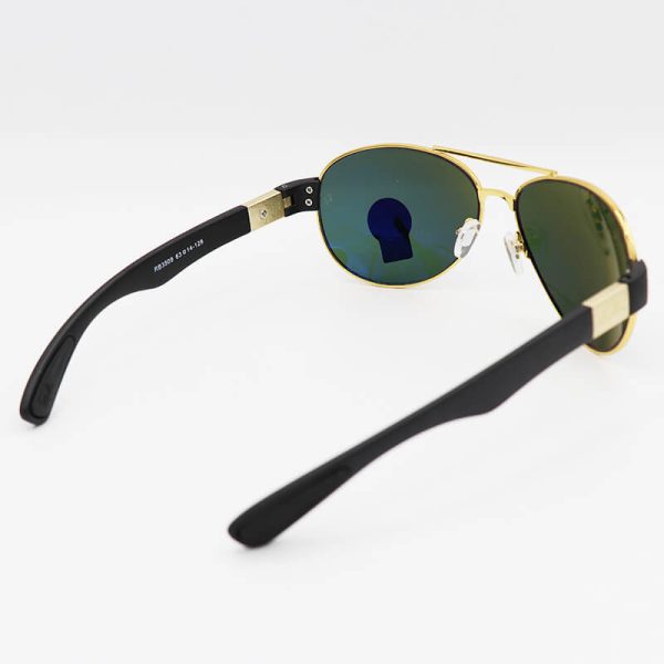عکس از عینک آفتابی ری‌بن ضدانعکاس با فریم خلبانی، طلایی و لنز سبز و سنگ مدل rb3509