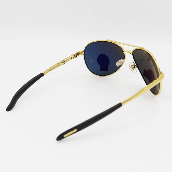 عکس از عینک آفتابی شیشه‌ای آنتی رفلکس با فریم خلبانی، طلایی و لنز دودی ری بن مدل rb8327