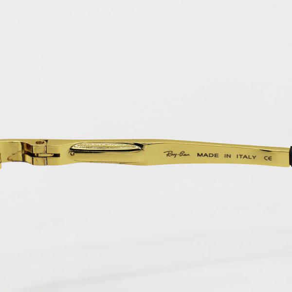 عکس از عینک آفتابی شیشه‌ای آنتی رفلکس با فریم خلبانی، طلایی و لنز دودی ری بن مدل rb8327