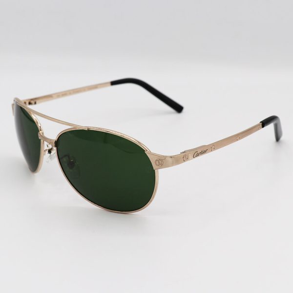 عکس از عینک آفتابی کارتیه اصل با فریم طلایی، عدسی سبز رنگ و شیشه‌ای به همراه پک اورجینال مدل t8200586