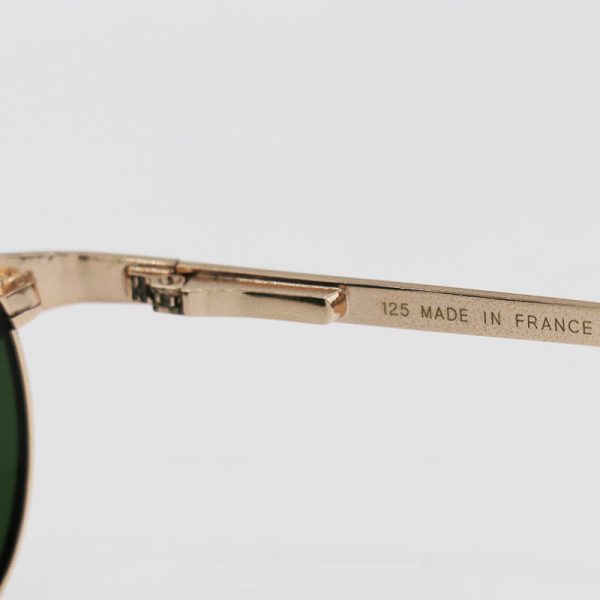 عکس از عینک آفتابی کارتیه اصل با فریم طلایی، عدسی سبز رنگ و شیشه‌ای به همراه پک اورجینال مدل t8200586