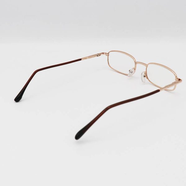 عکس از عینک مطالعه نزدیک بین با فریم طلایی و کیف چرم مدل r49