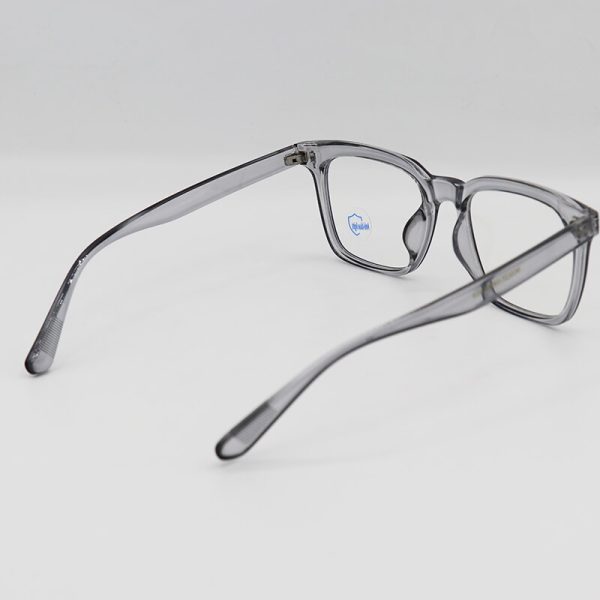 عکس از عینک بلوکات با فریم طوسی رنگ، کائوچو و مربعی برند موسکات مدل tr86012