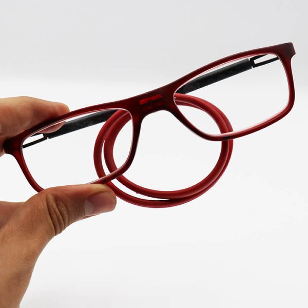 عکس از عینک مطالعه مگنتی با فریم قرمز و دسته قابل تنظیم مدل mg