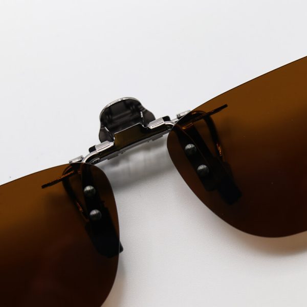 عکس از کاور آفتابی لنز عینک طبی با لنز قهوه‌ای، پلاریزه و گیره تمام فلزی (کوچک) مدل 992251