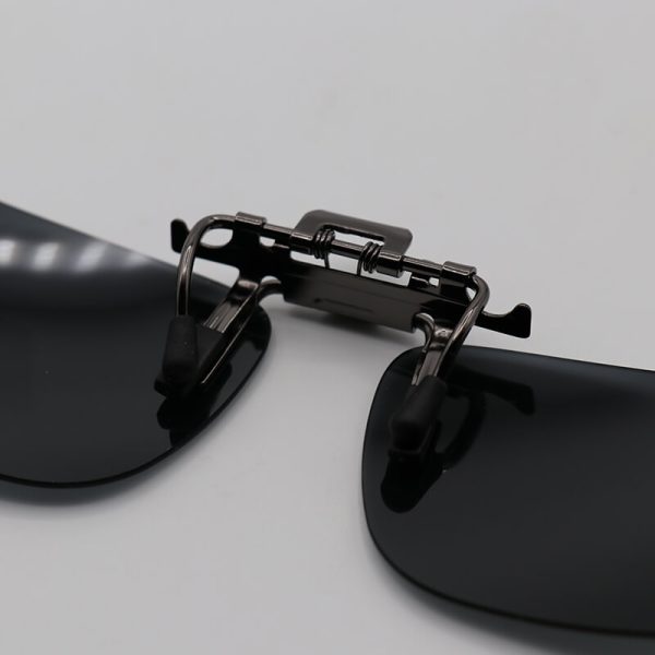 عکس از کاور آفتابی لنز عینک طبی با لنز دودی، پلاریزه و گیره تمام فلزی (متوسط) مدل 992252