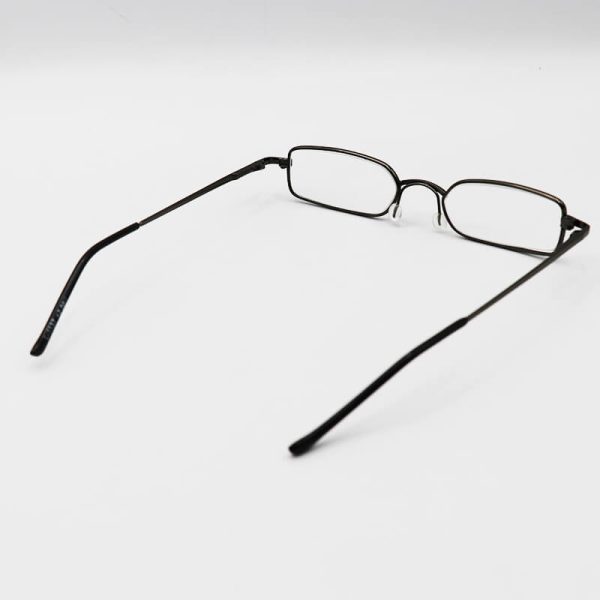 عکس از عینک مطالعه خودکاری باکیفیت، فریم نوک مدادی و قاب طوسی