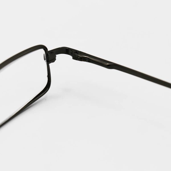 عکس از عینک مطالعه خودکاری باکیفیت، فریم نوک مدادی و قاب طوسی
